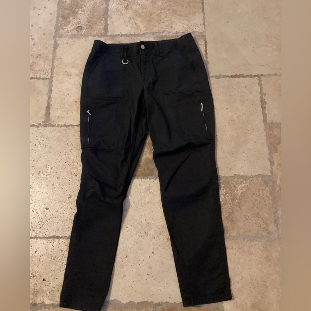 White House Black Market Slim Crop-SZ 10L
 97% cotton 3% spandex